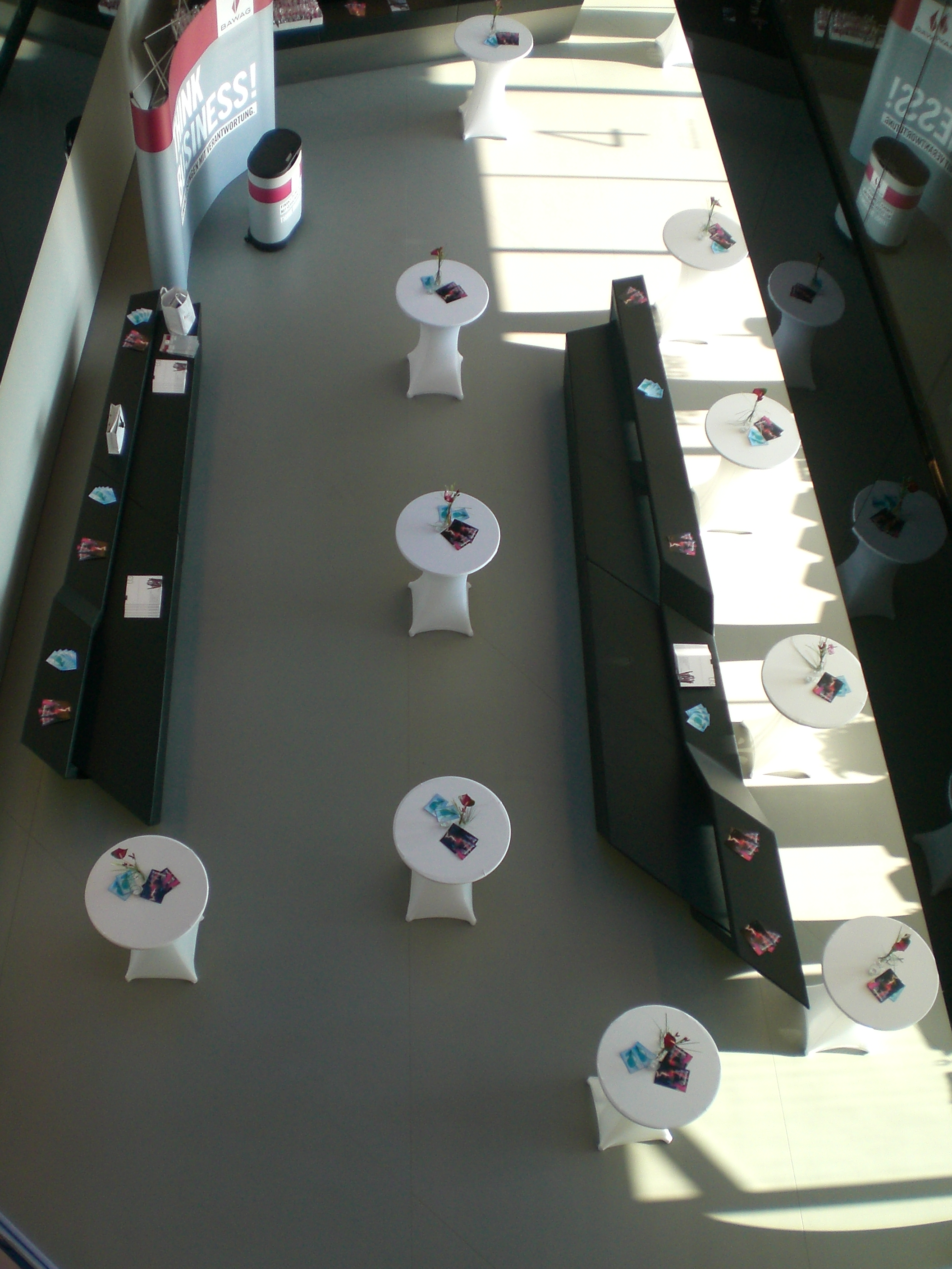 mp09_lobby_stehtische